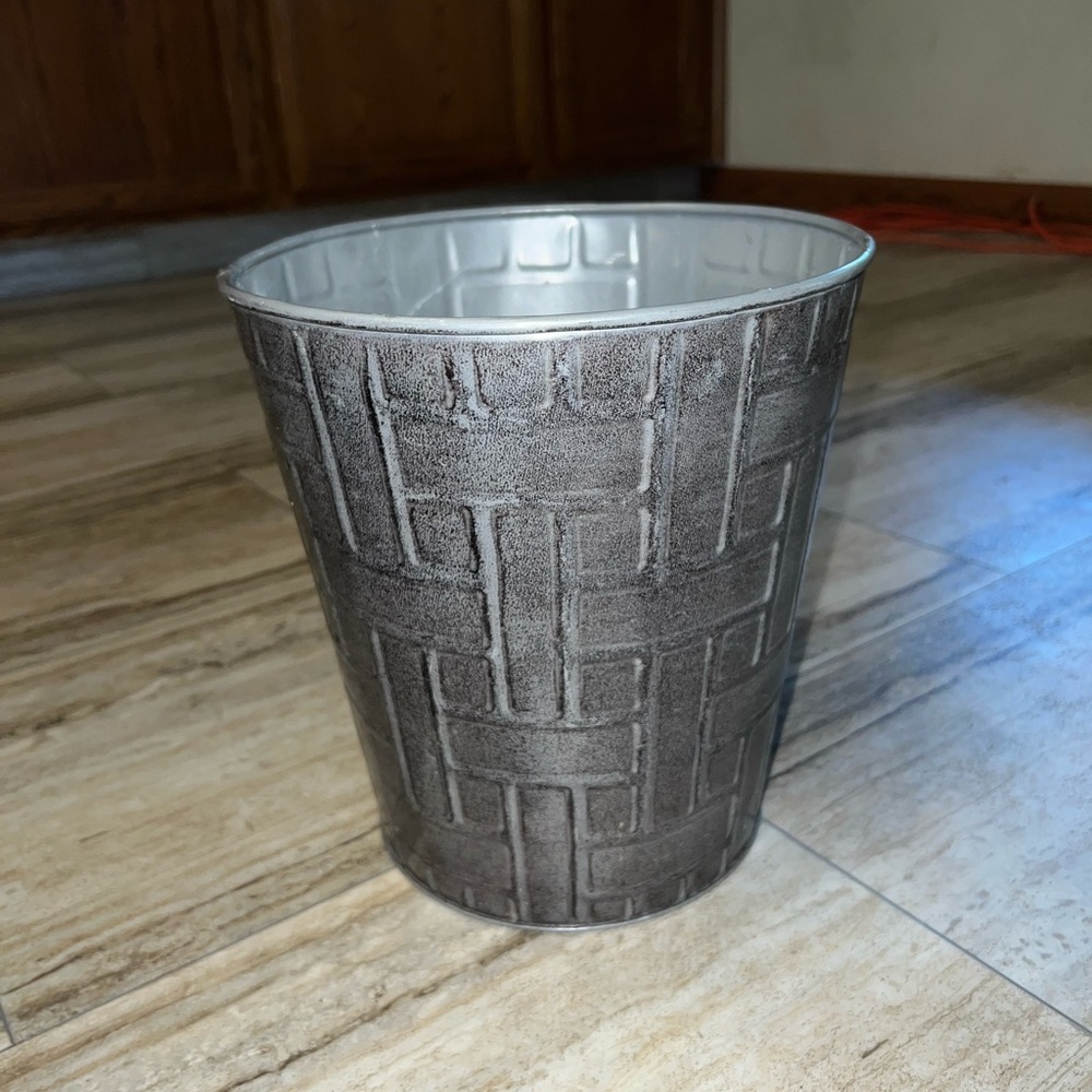 Trash can